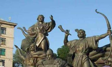 Блогеры считают, что причиной разрушения символа Киева стала ветхость памятника и халатность властей, но признают, что получилось очень символично